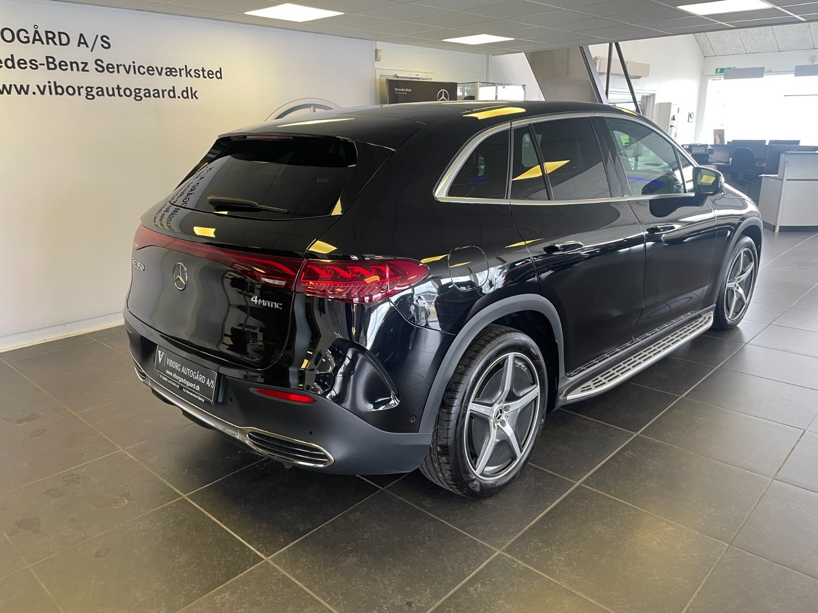 Sort Mercedes EQE350 SUV fra 2025
