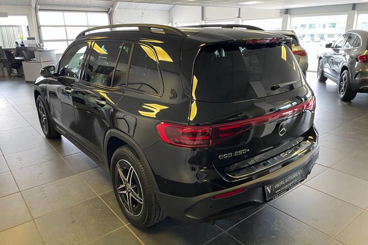 Sort Mercedes EQB250+ fra 2026
