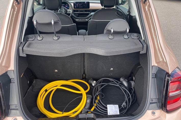 Grå Fiat 500e fra 2023