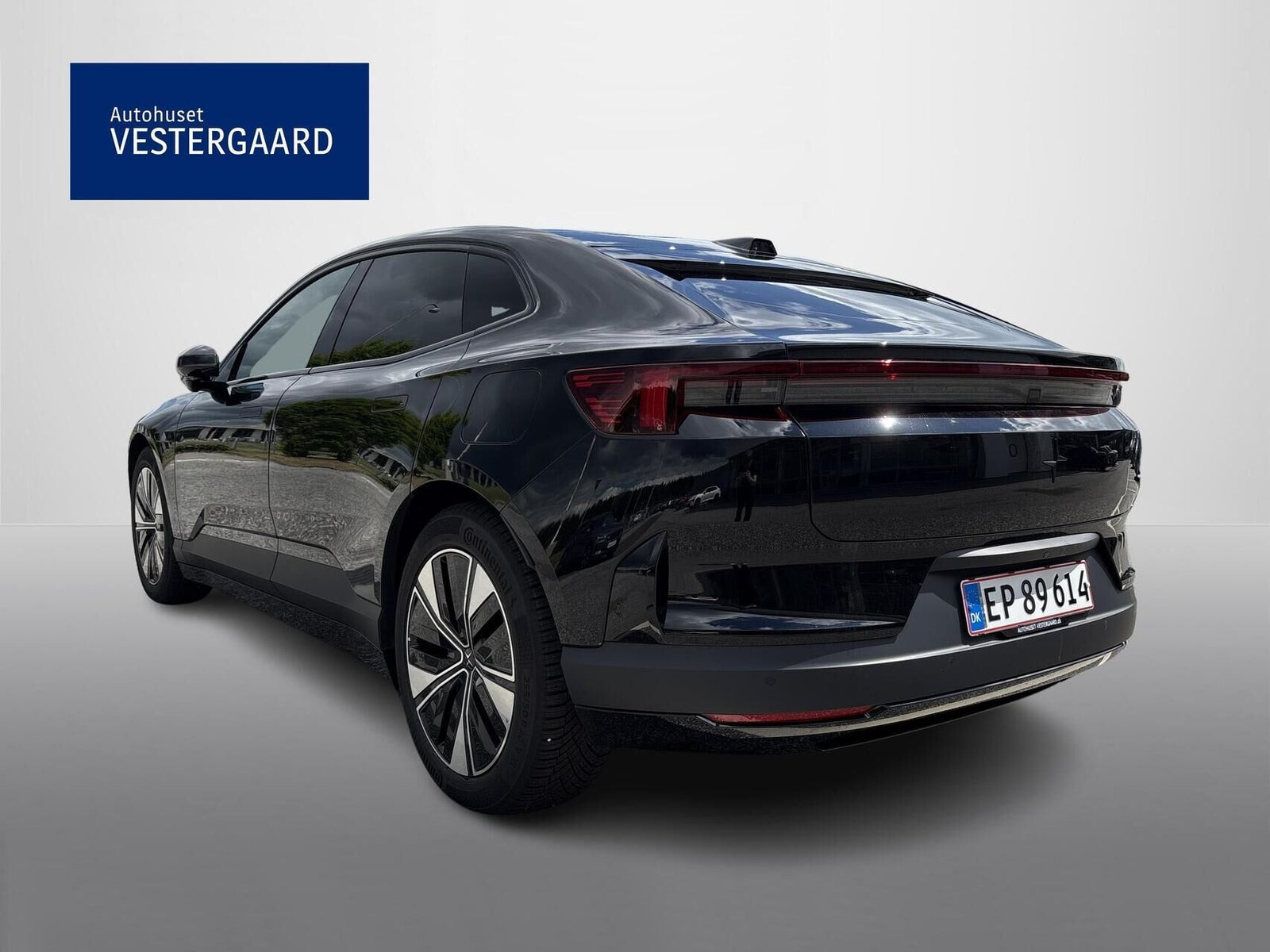 Sort Polestar 4 fra 2026