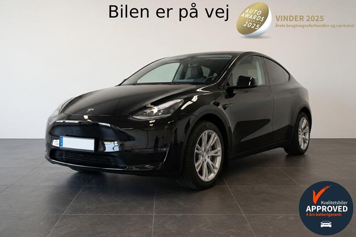 Sort Tesla Model Y fra 2024 set udefra