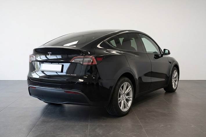 Sort Tesla Model Y fra 2024