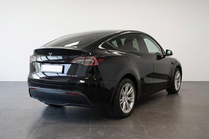 Sort Tesla Model Y fra 2024