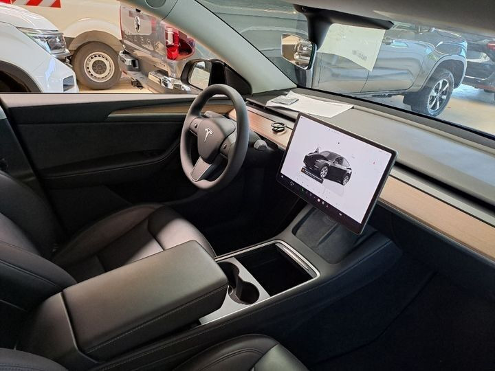 Sort Tesla Model Y fra 2024