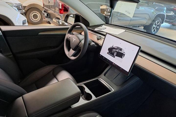 Sort Tesla Model Y fra 2024