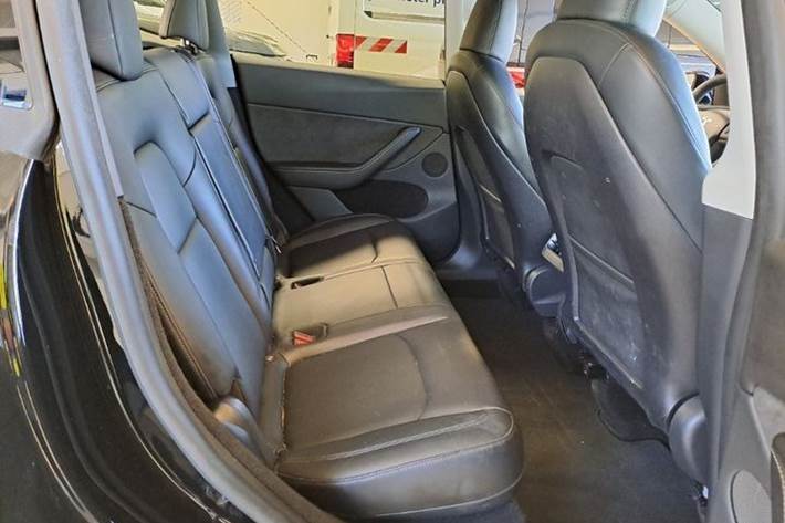 Sort Tesla Model Y fra 2024