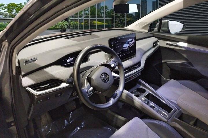 Grå Skoda Enyaq fra 2022