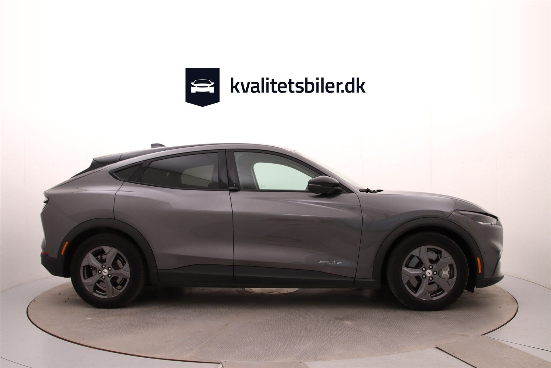 Grå Ford Mustang Mach-E fra 2024