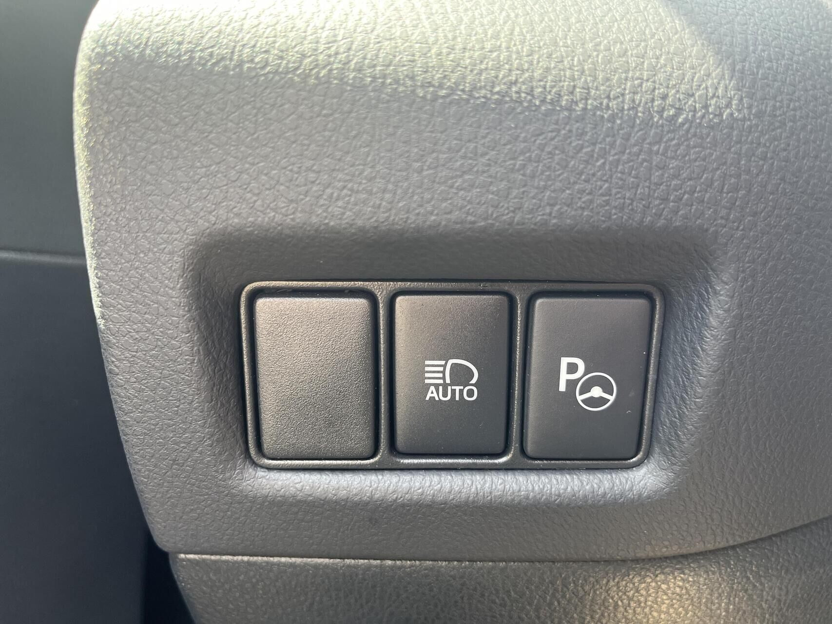 Grå Toyota C-HR fra 2019