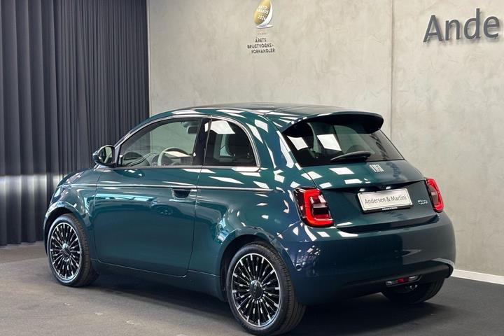 Grøn Fiat 500e fra 2023