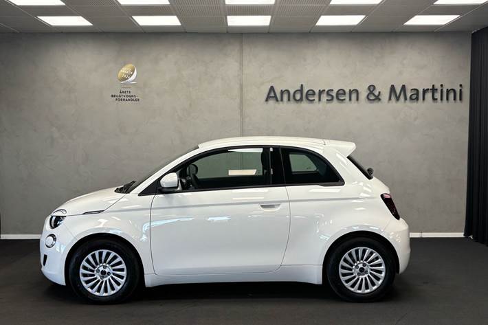 Hvid Fiat 500e fra 2023