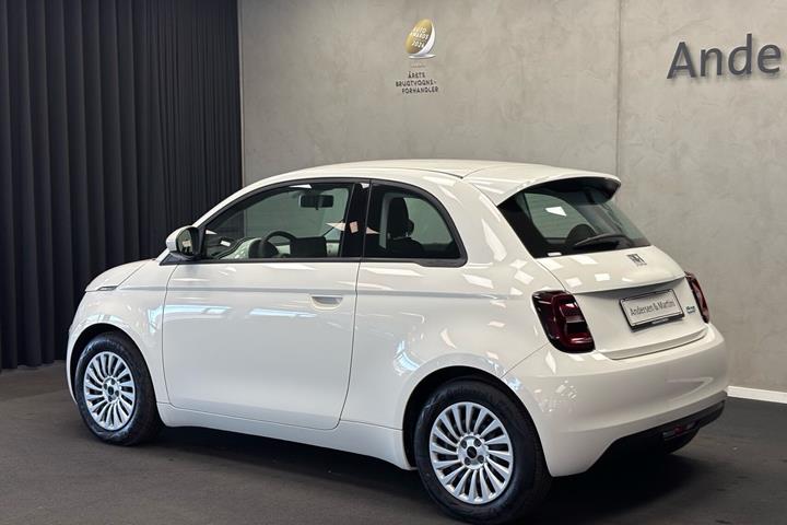 Hvid Fiat 500e fra 2023