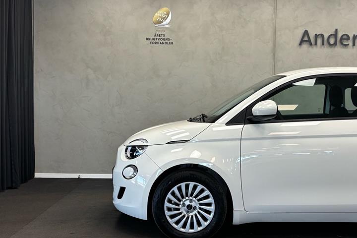 Hvid Fiat 500e fra 2023