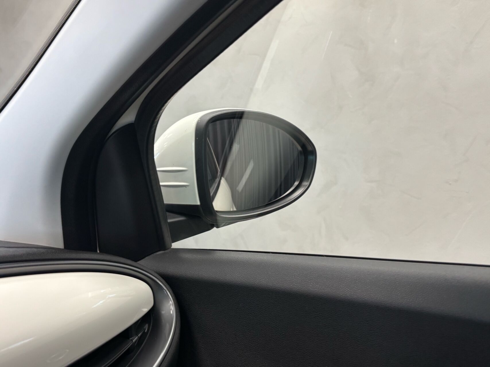 Hvid Fiat 500e fra 2023