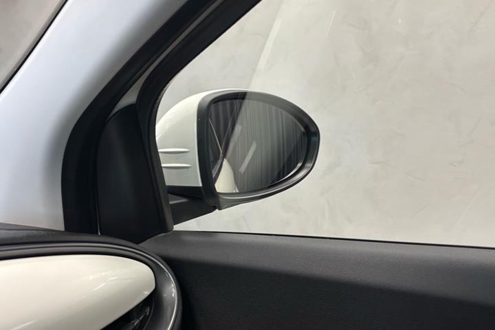 Hvid Fiat 500e fra 2023