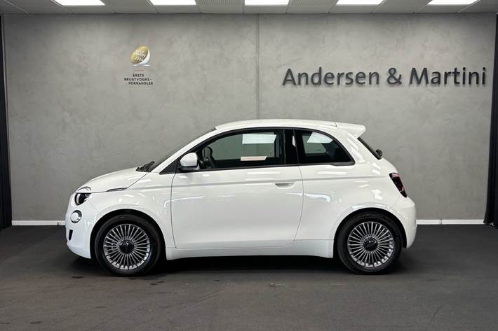 Rød Fiat 500e fra 2023