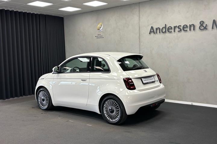 Rød Fiat 500e fra 2023