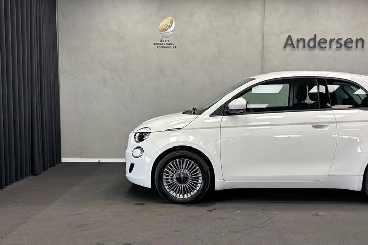 Rød Fiat 500e fra 2023