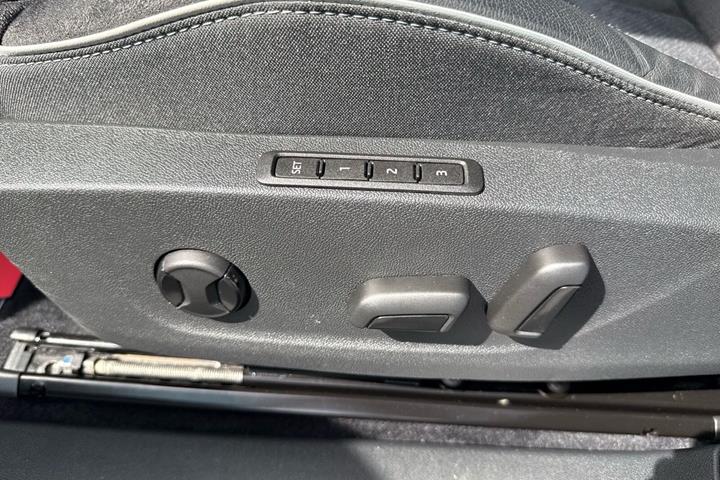 Hvid Skoda Enyaq fra 2023