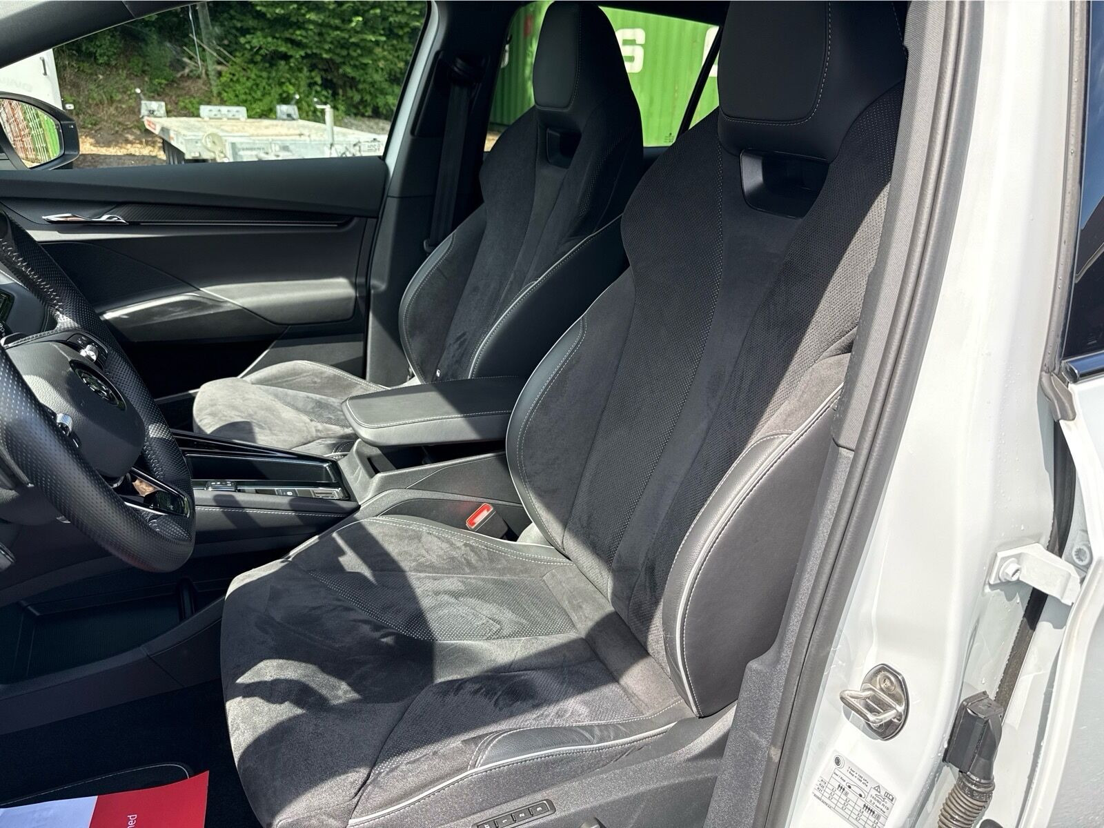 Hvid Skoda Enyaq fra 2023