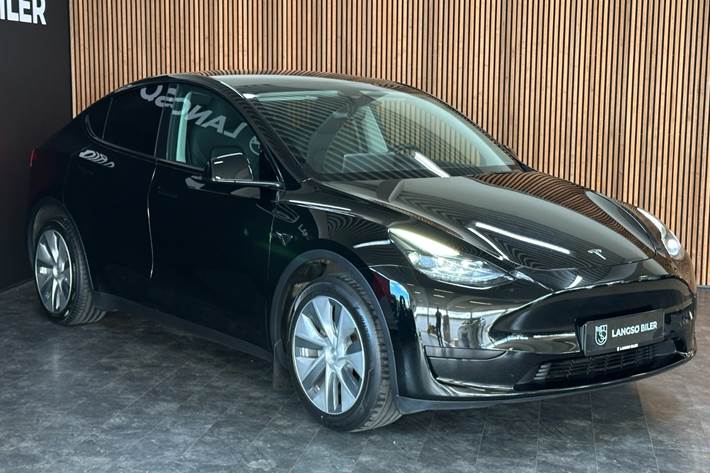 Sort Tesla Model Y fra 2023