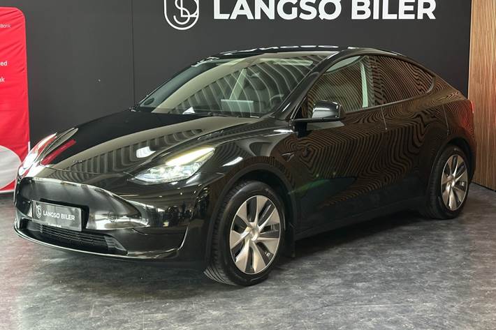 Sort Tesla Model Y fra 2023