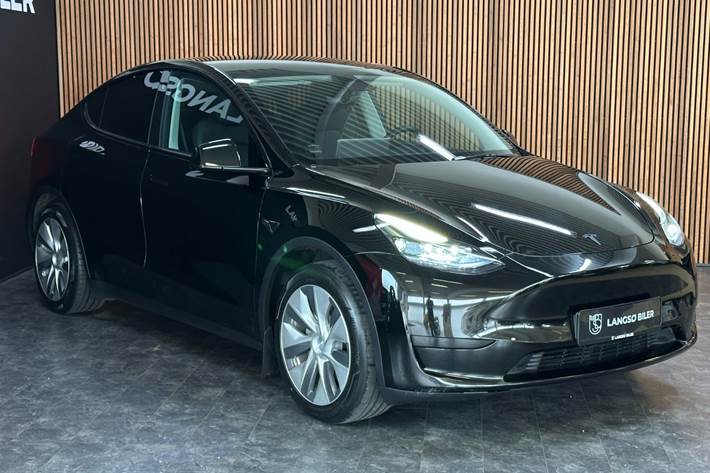Sort Tesla Model Y fra 2023