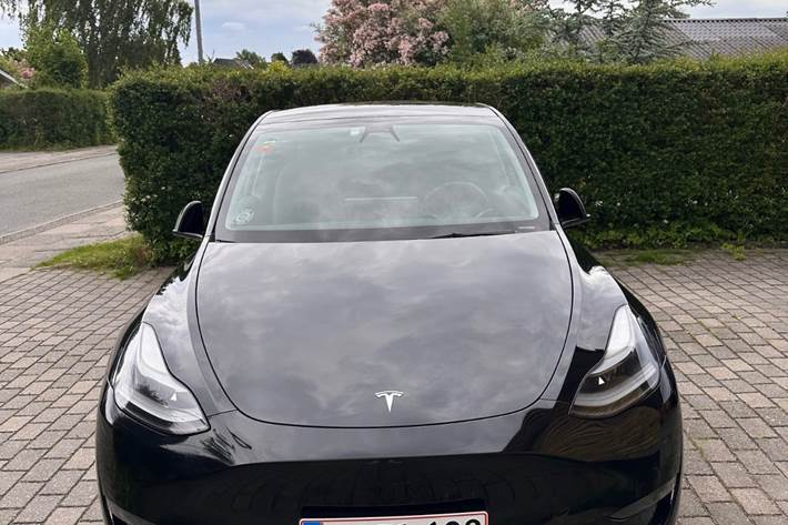 Sort Tesla Model Y fra 2021