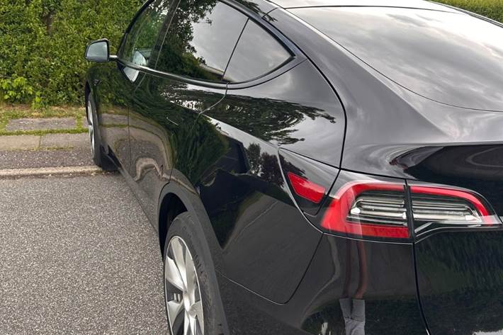 Sort Tesla Model Y fra 2021