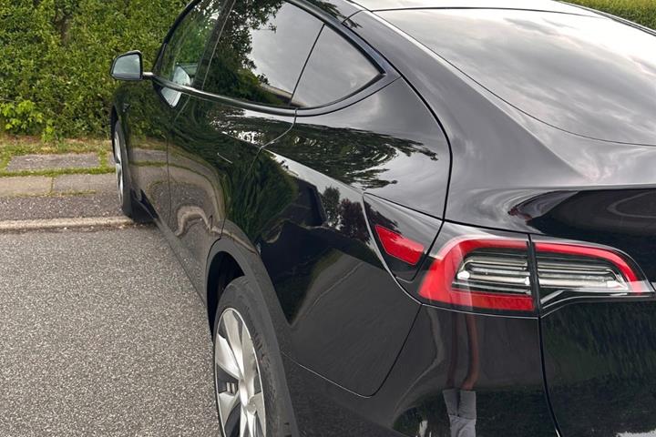 Sort Tesla Model Y fra 2021