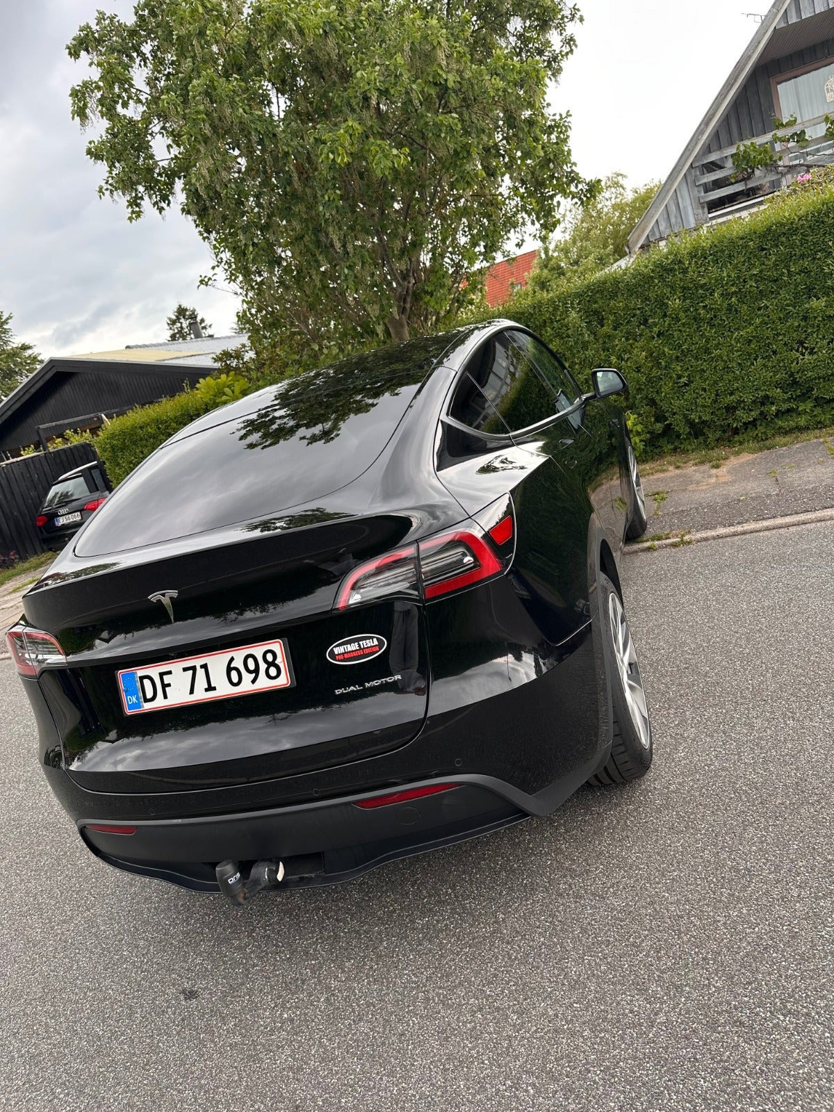 Sort Tesla Model Y fra 2021