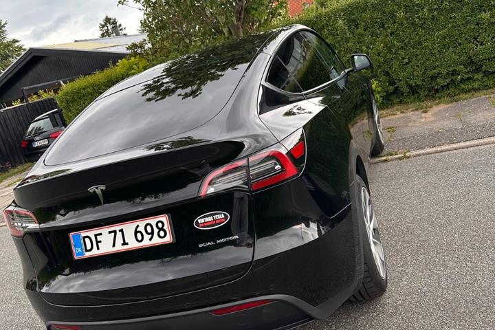 Sort Tesla Model Y fra 2021