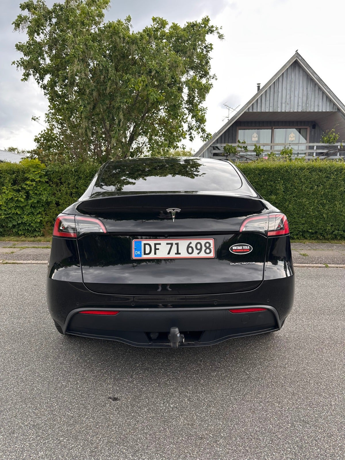 Sort Tesla Model Y fra 2021