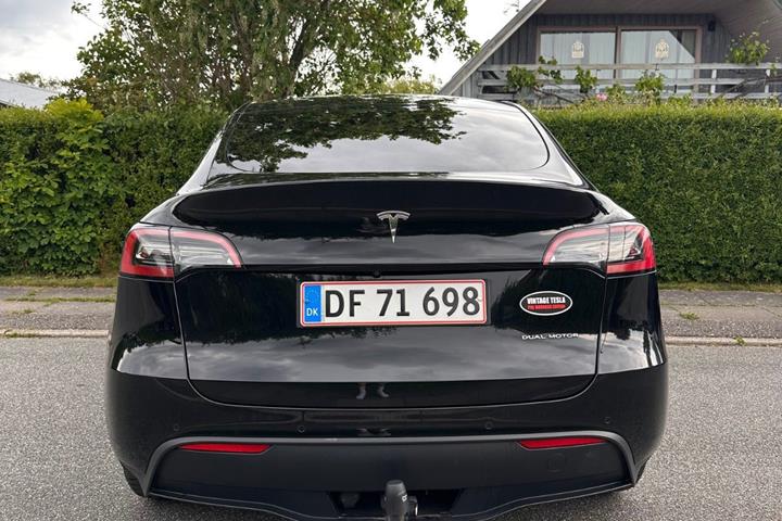 Sort Tesla Model Y fra 2021