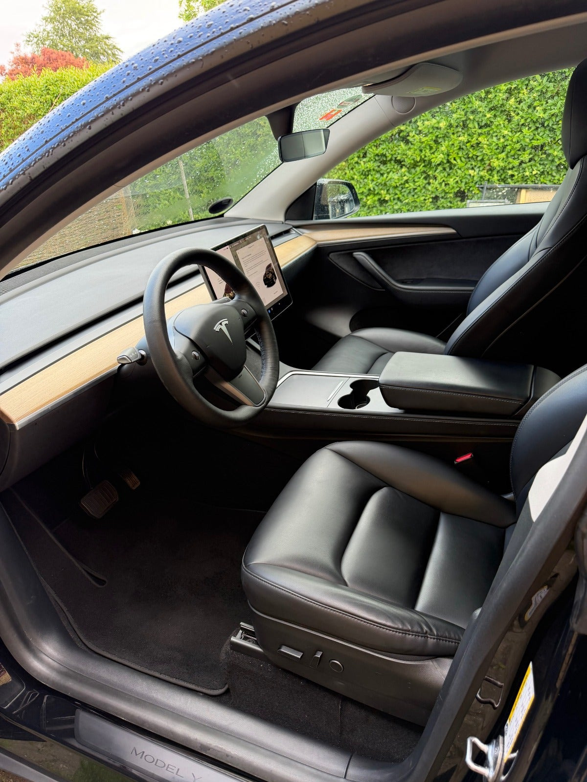 Sort Tesla Model Y fra 2021