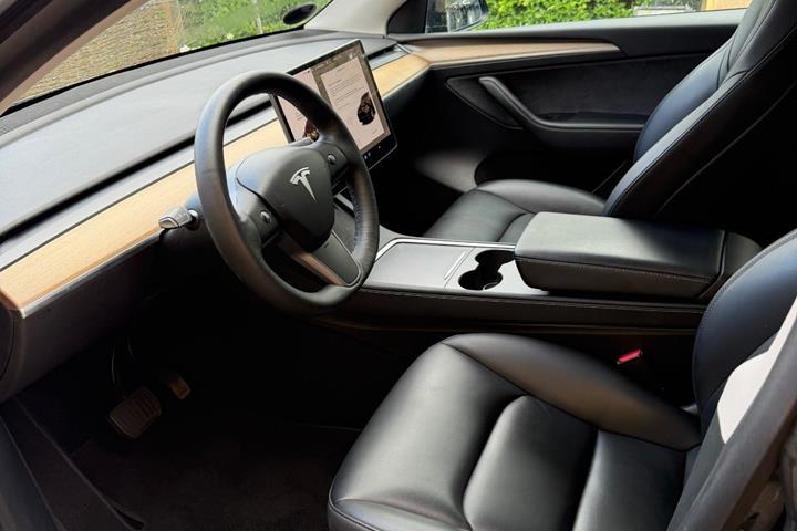 Sort Tesla Model Y fra 2021