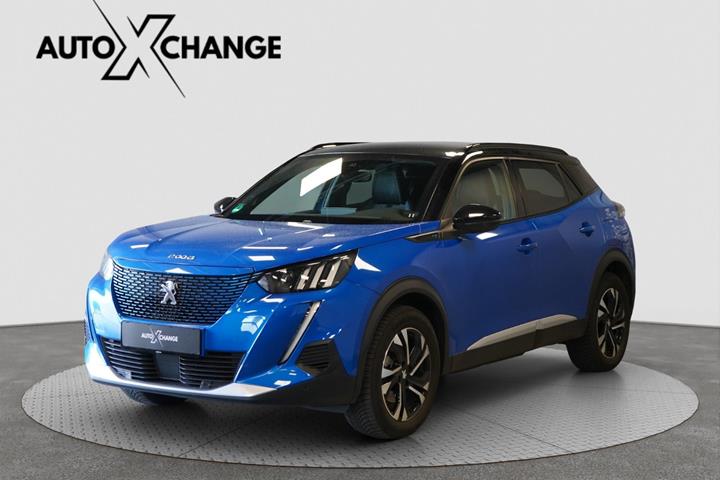 Blå Peugeot e-2008 fra 2023 set udefra