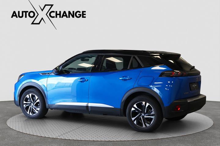 Blå Peugeot e-2008 fra 2023