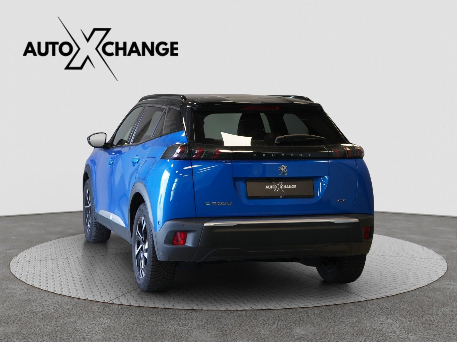Blå Peugeot e-2008 fra 2023