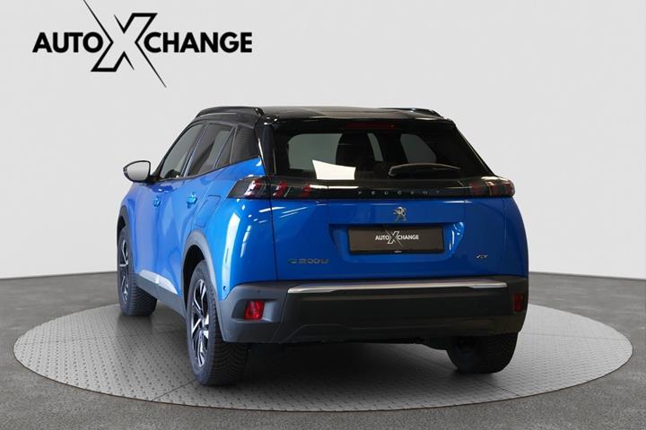 Blå Peugeot e-2008 fra 2023