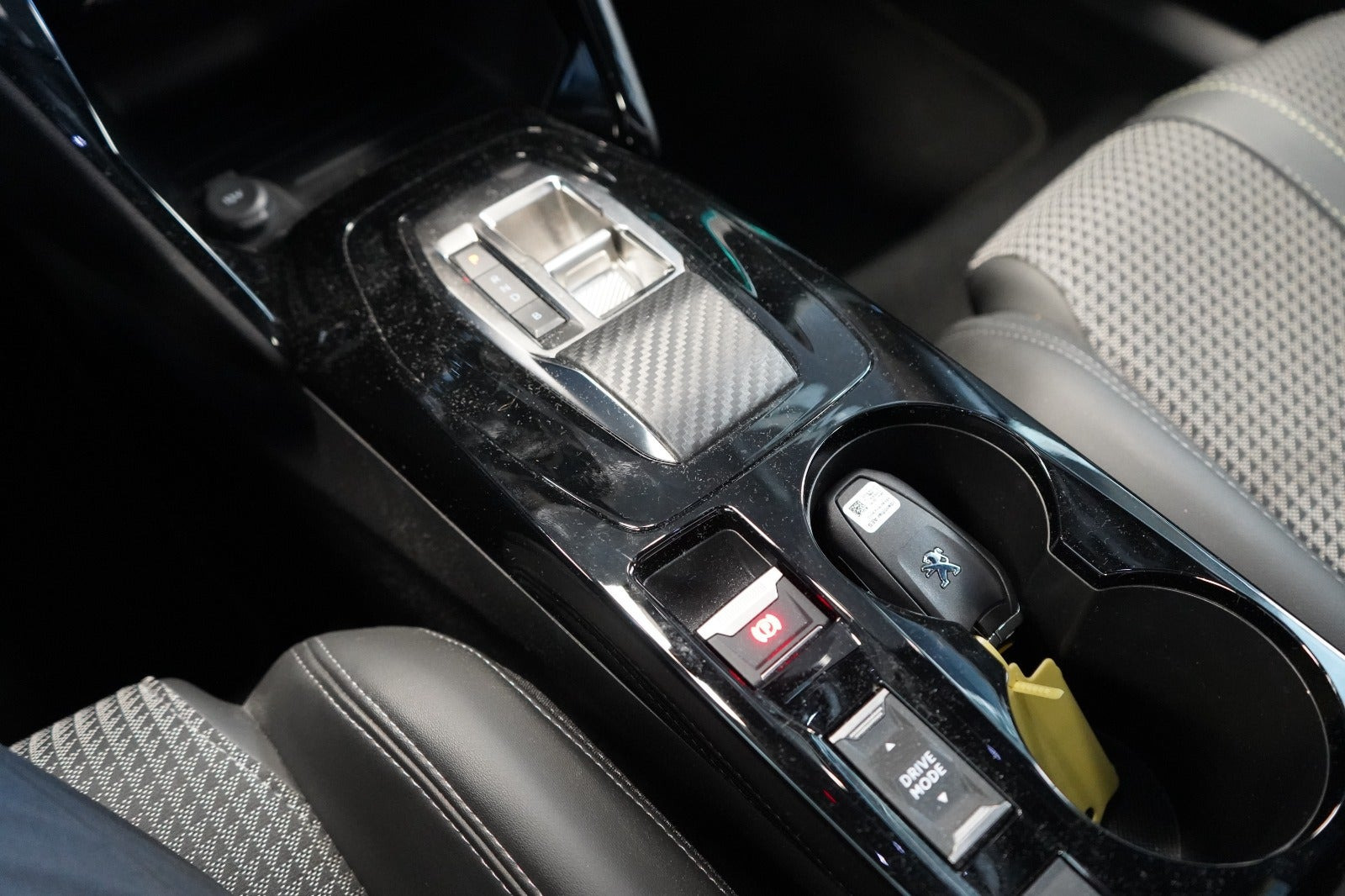 Blå Peugeot e-2008 fra 2023