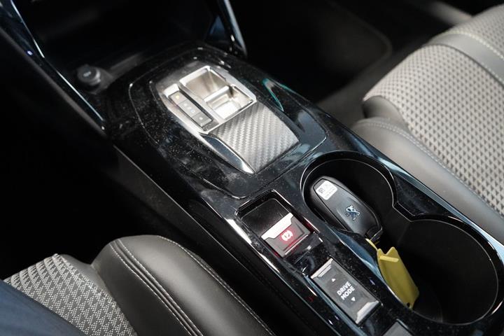 Blå Peugeot e-2008 fra 2023