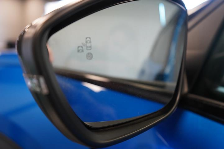 Blå Peugeot e-2008 fra 2023
