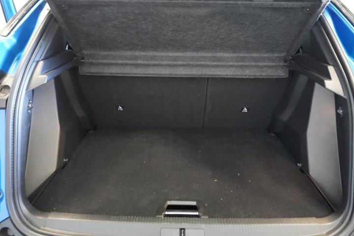 Blå Peugeot e-2008 fra 2023