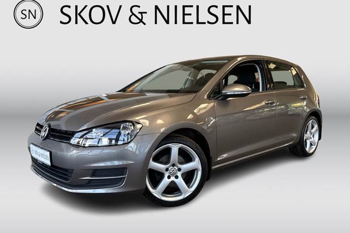 Grå VW Golf VII fra 2015