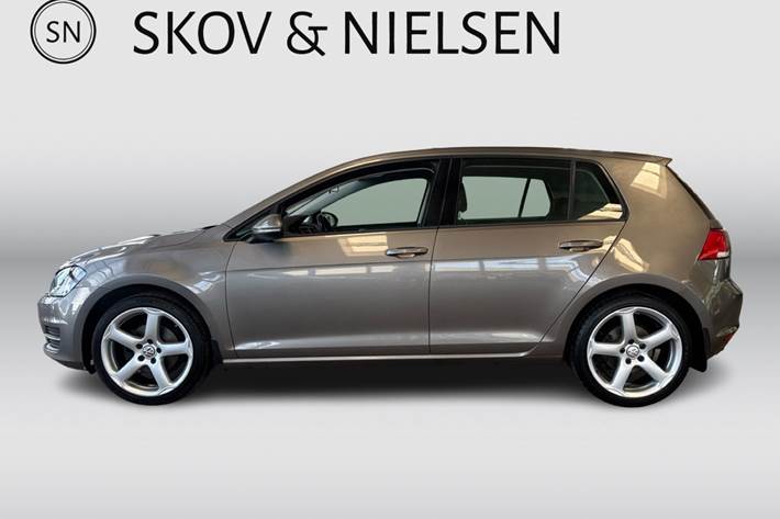 Grå VW Golf VII fra 2015