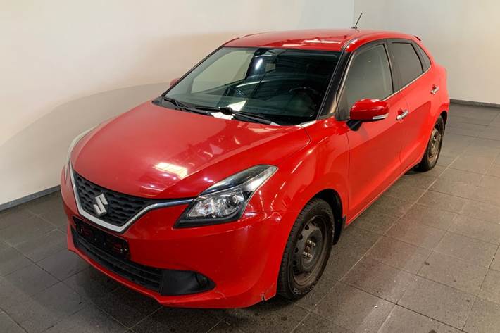 Rød Suzuki Baleno fra 2017 set udefra