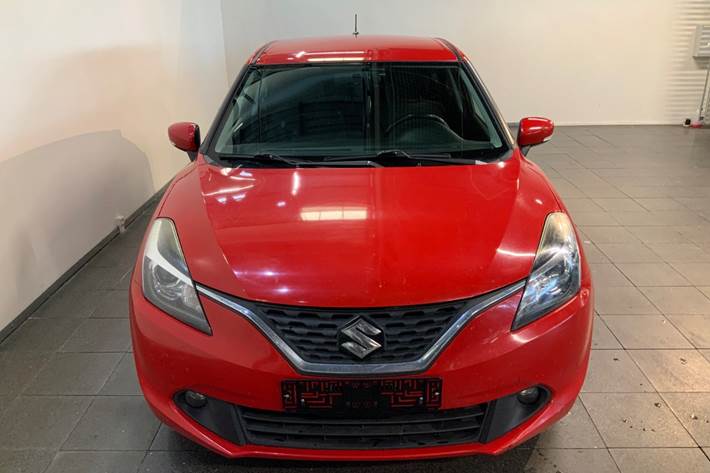 Rød Suzuki Baleno fra 2017