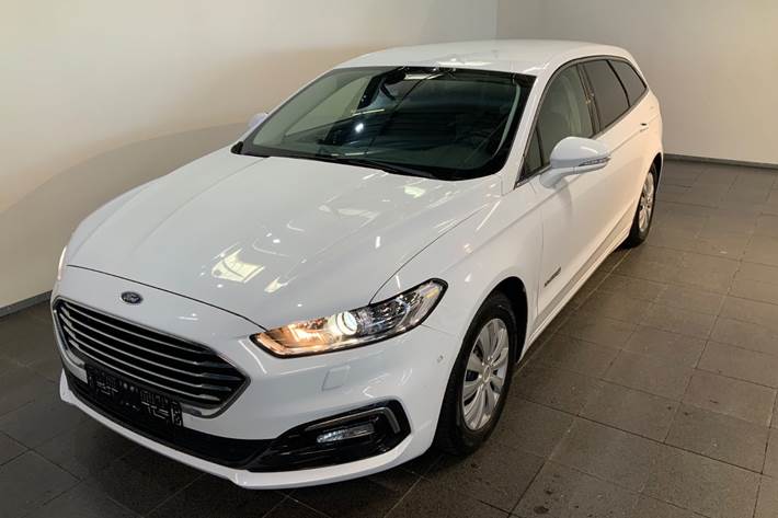 Hvid Ford Mondeo fra 2019 set udefra