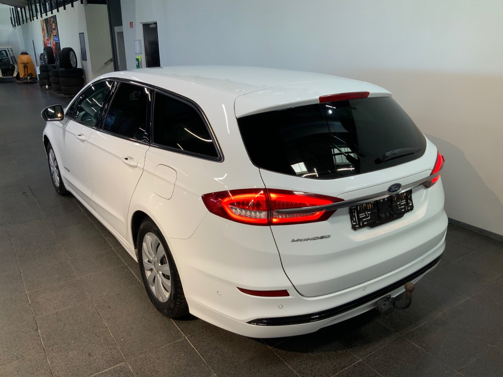 Hvid Ford Mondeo fra 2019